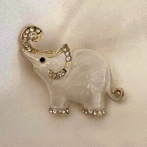 🧷Vintage-Inspired Elephant Brooch - Gold-Tone Metal With Faux Mother-of-Pearl